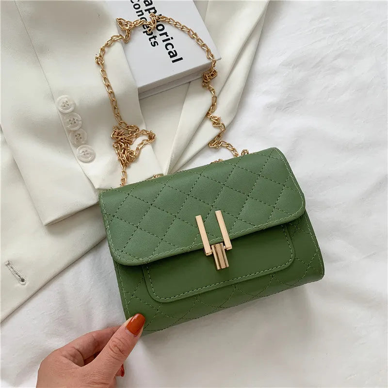 Women's diamond lattice chain crossbody bag in solid colour with adjustable shoulder strap