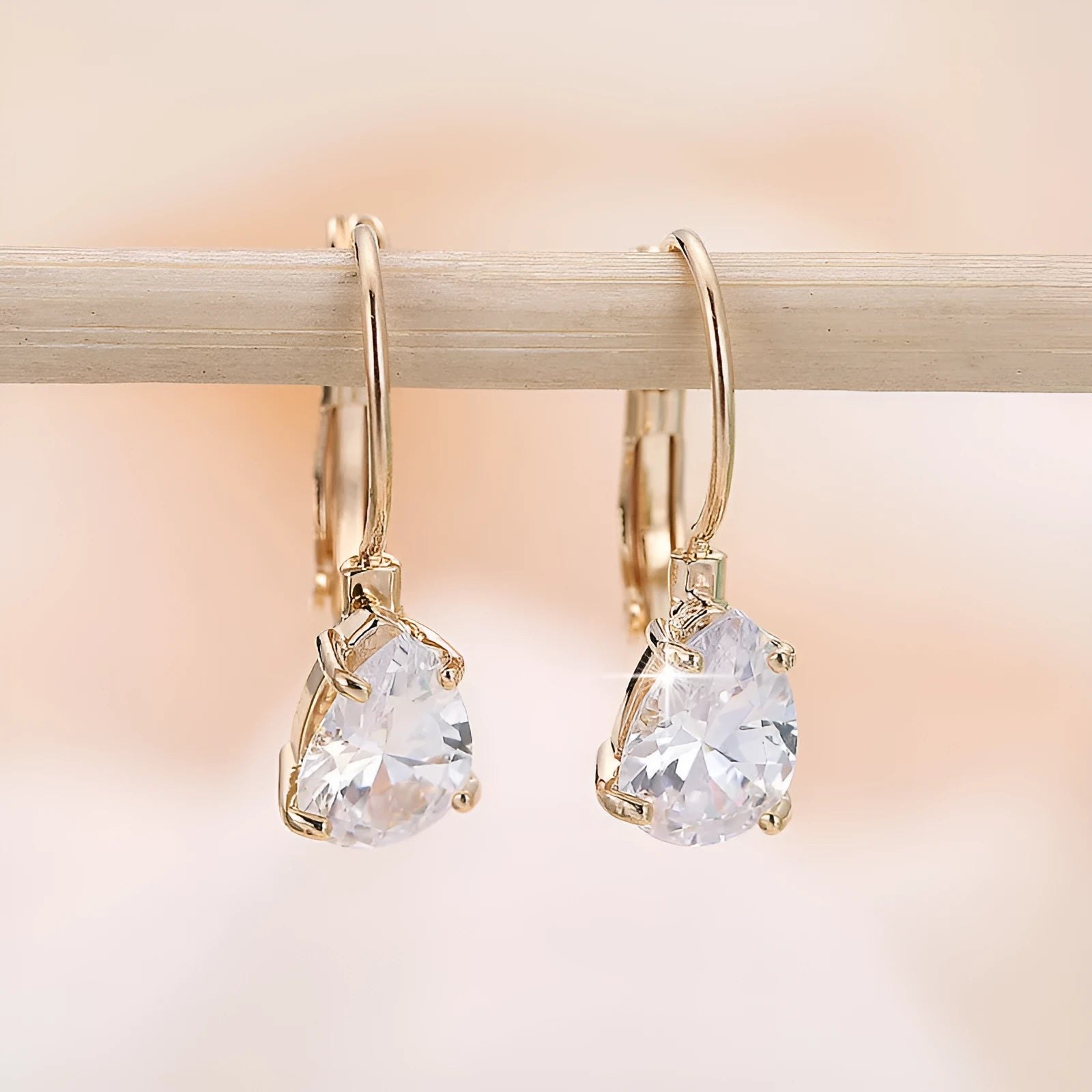 Women's drop-shaped metal earrings with platinum gemstone decoration in gold and platinum colour options
