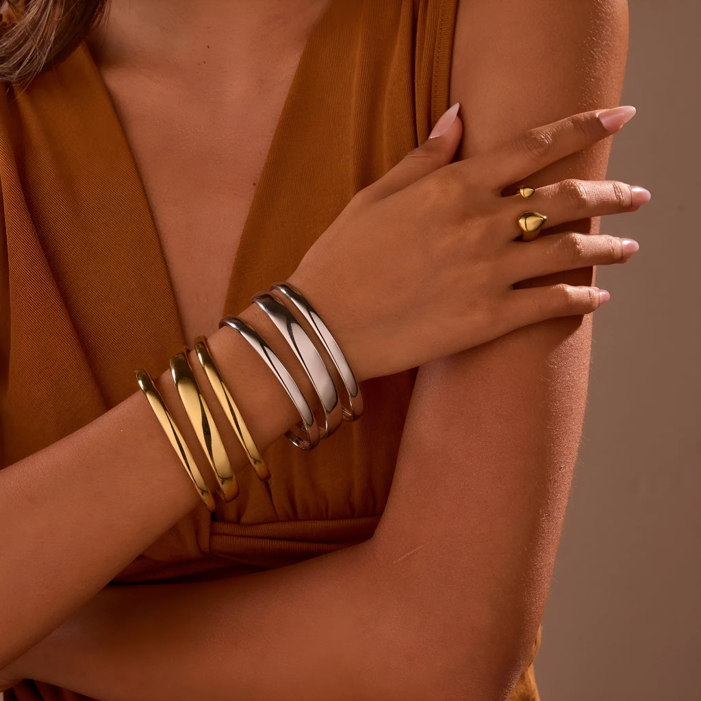 Geometric stainless steel bracelet for women with simple opening clasp in gold or steel colour