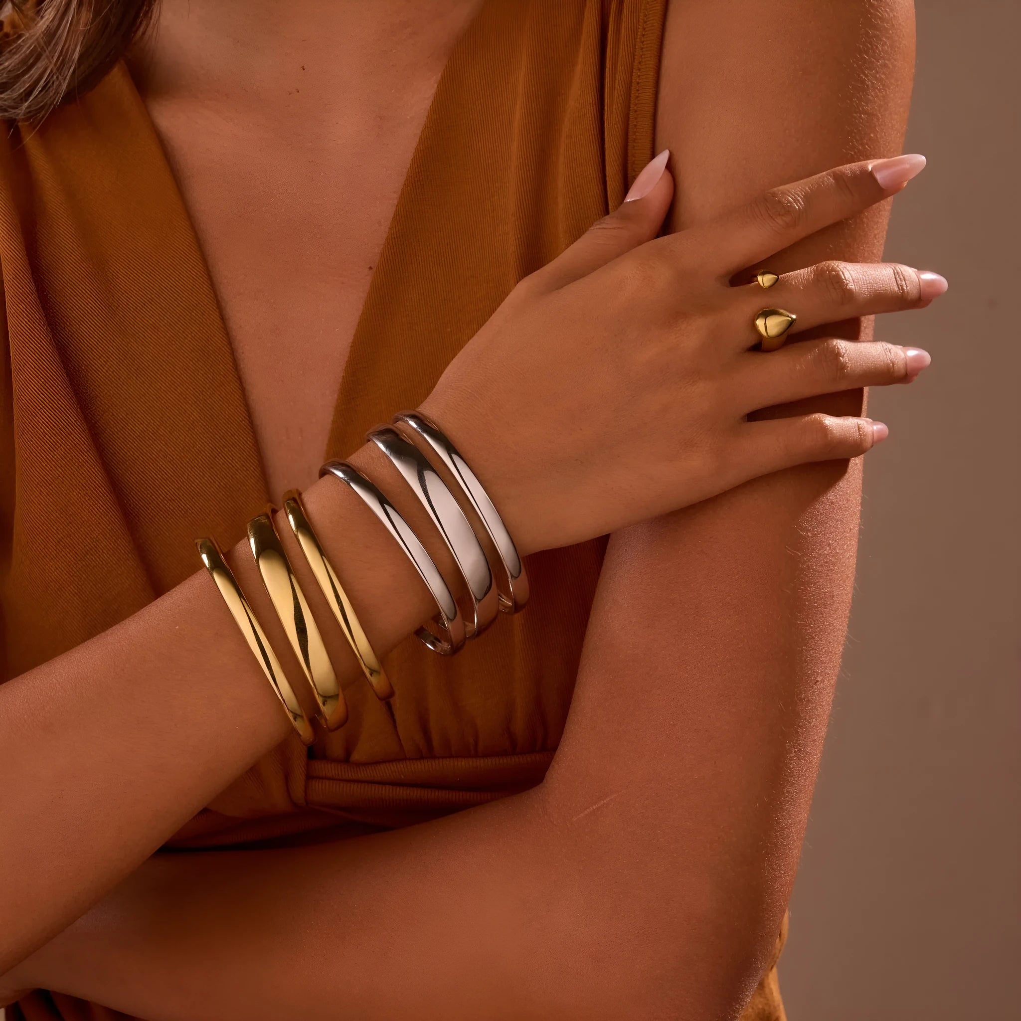 Geometric stainless steel bracelet for women with simple opening clasp in gold or steel colour