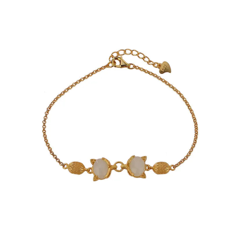 Close-up of a retro fox charm women's bracelet in 925 silver with a natural stone centre on an adjustable chain.