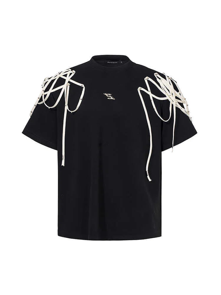 Black short-sleeved t-shirt with rivet ribbon padded shoulders and round neck collar