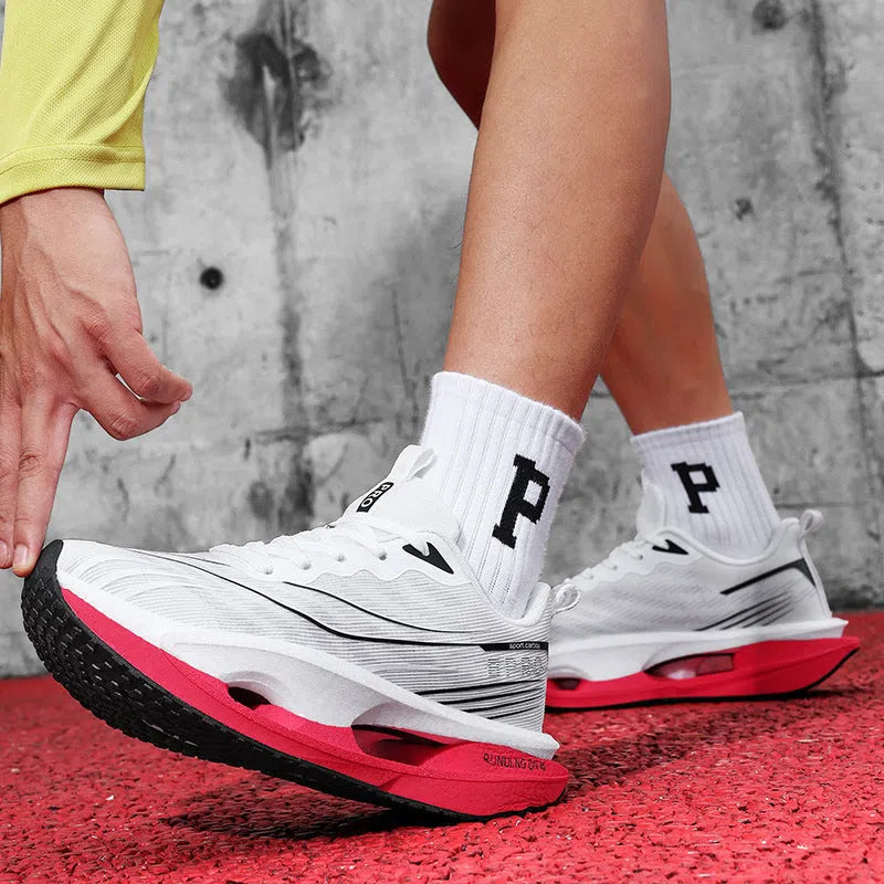 Men's breathable mesh sports shoes in black and white with front lacing and low-top MD sole