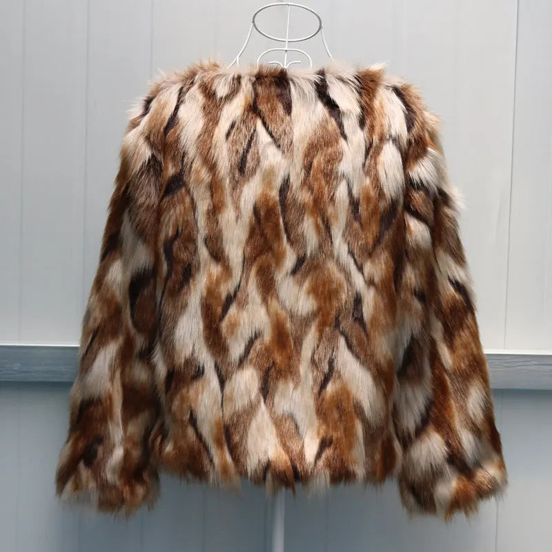 Women's slim-fitting Korean style faux fur coat in artificial fur fabric