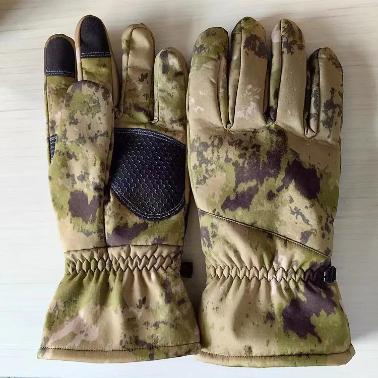 Tactical ski gloves with touchscreen fingertips and anti-slip palm in camouflage colour
