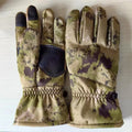 Tactical ski gloves with touchscreen fingertips and anti-slip palm in camouflage colour