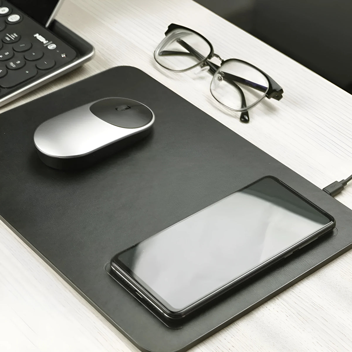 Mi Wu M07 black wireless charging mouse pad, one-sided, 300x210x5mm, ABS aluminium alloy PU leather silicone