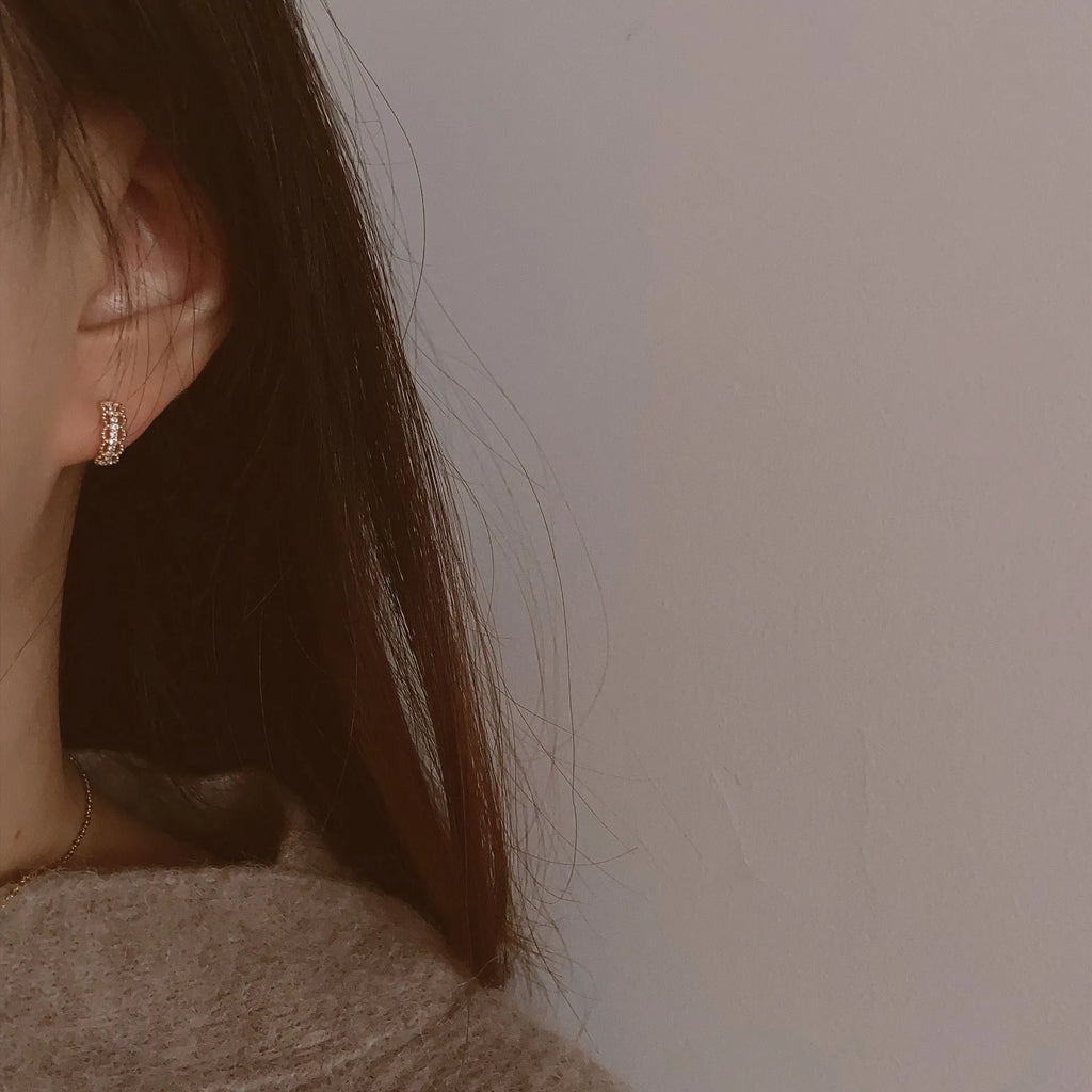 Small 925 silver lace pattern ear clip earrings in gold and platinum finishes.