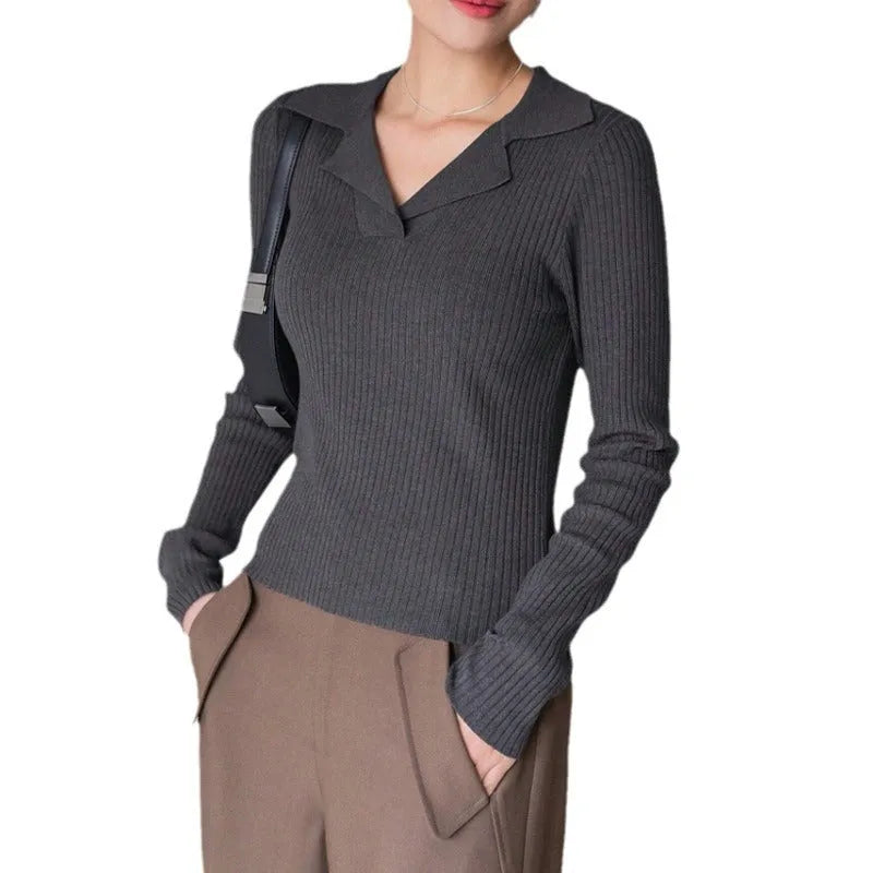 Women's v-neck hemmed pullover sweater in solid colour with vertical sunken stripe pattern, slim fit, long sleeve