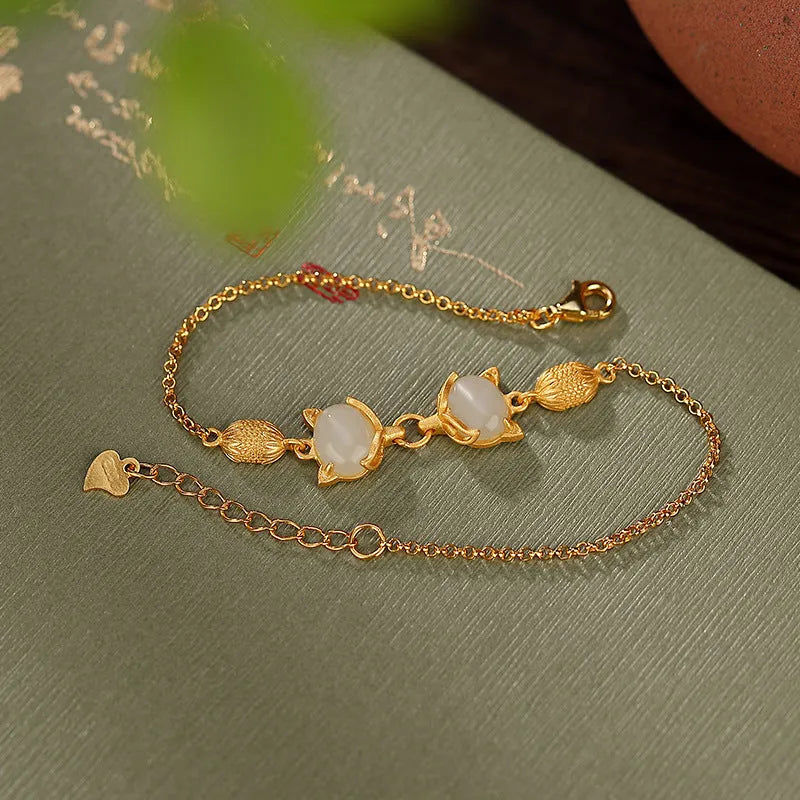 Close-up of a retro fox charm women's bracelet in 925 silver with a natural stone centre on an adjustable chain.