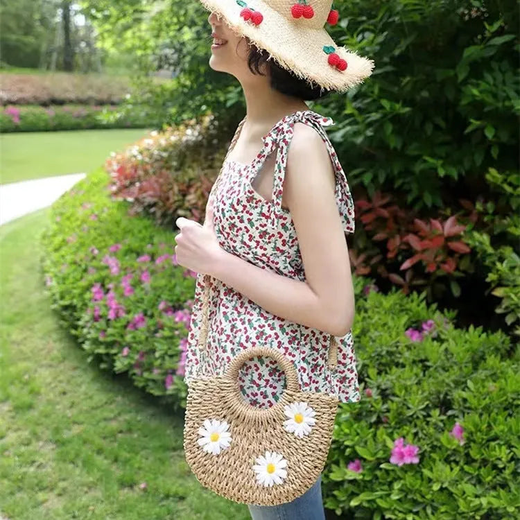 Women's straw-weaved crossbody bag with daisy flower decoration measuring 25cm