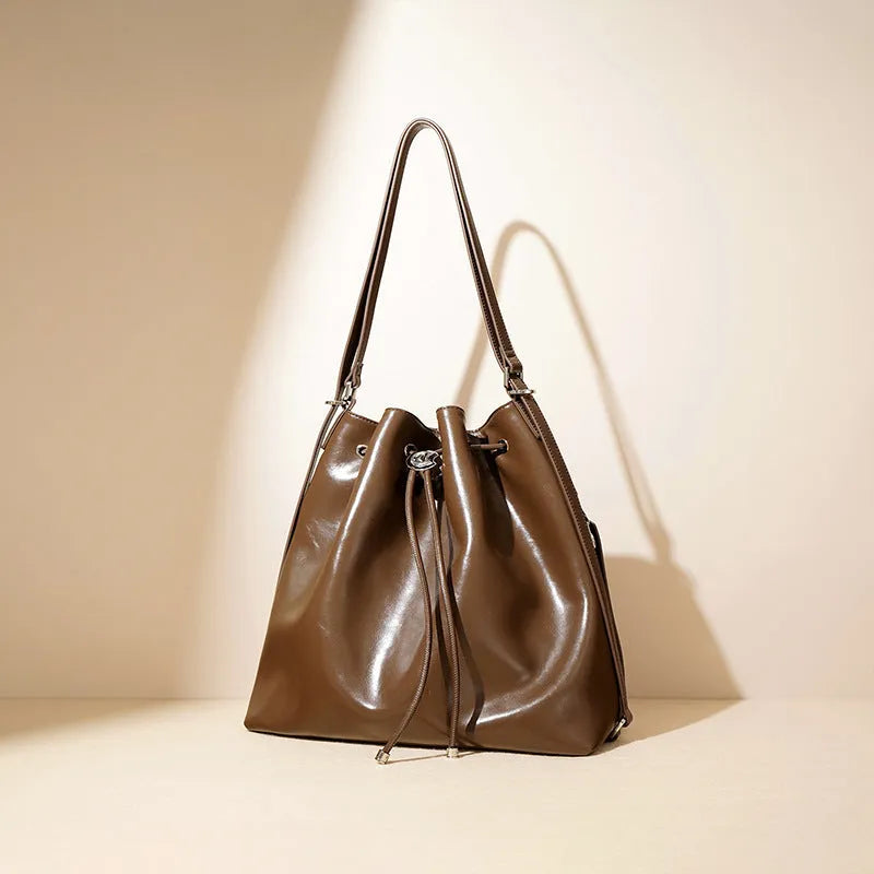 Genuine leather one-shoulder bucket bag in retro style with multiple internal compartments