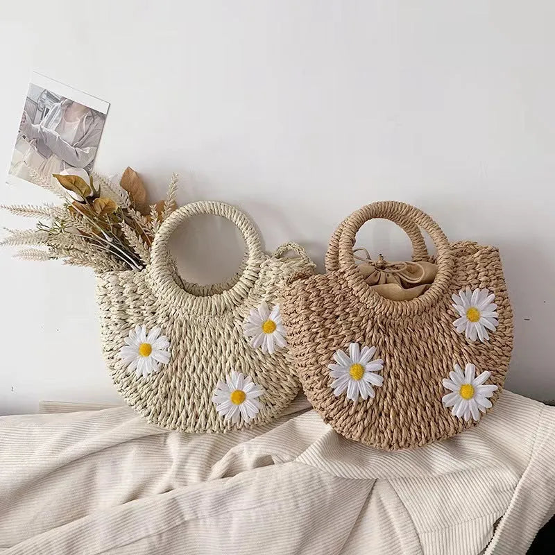 Women's straw-weaved crossbody bag with daisy flower decoration measuring 25cm