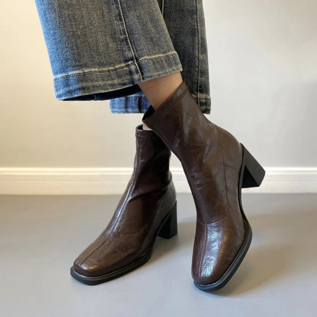 Commuter high heel stretch retro boots with chunky heel and back zipper in black single lining