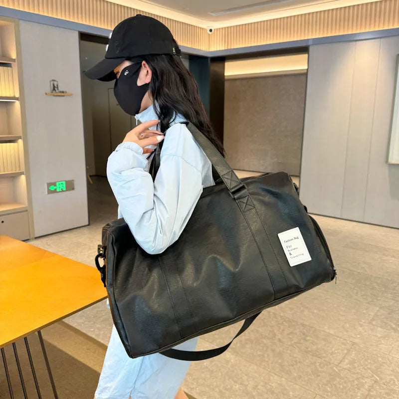 Black fitness shoulder messenger bag showing dry and wet separation compartments