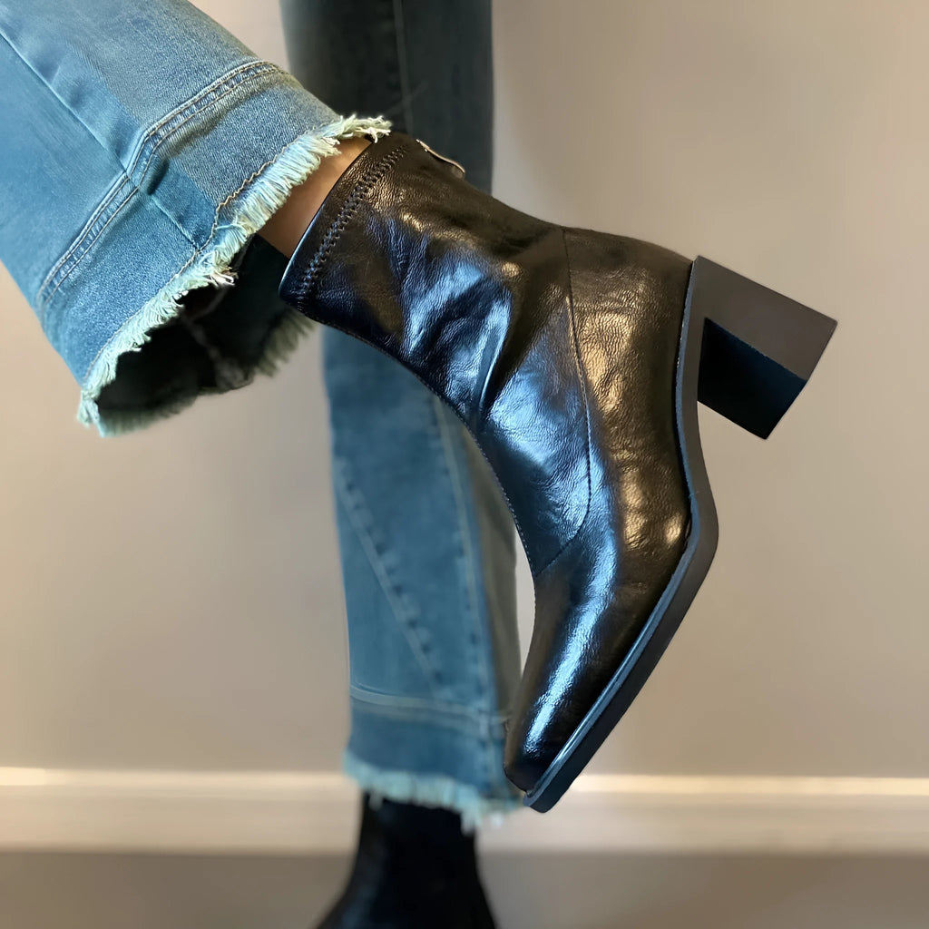 Commuter high heel stretch retro boots with chunky heel and back zipper in black single lining