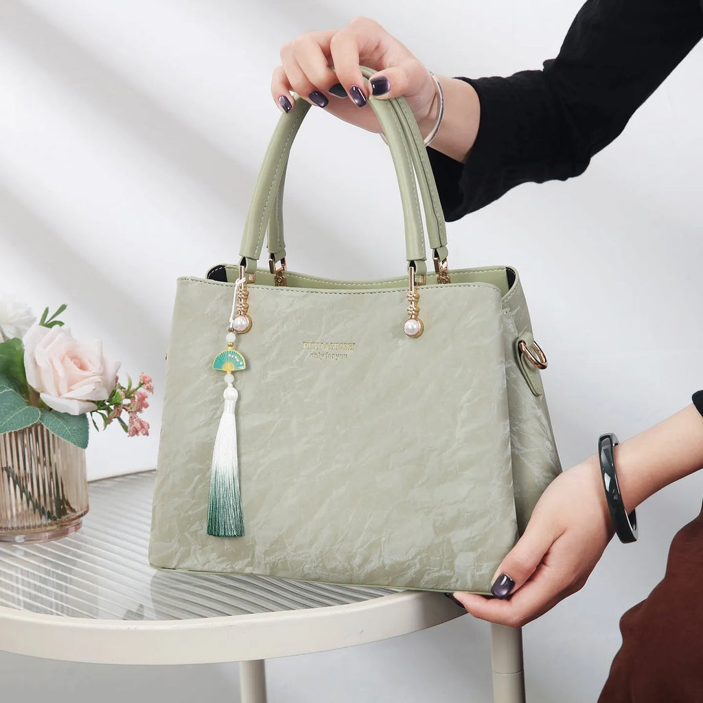 Women's urban simplicity shoulder bag in horizontal square shape with slit pocket, available in black, red, green, or beige