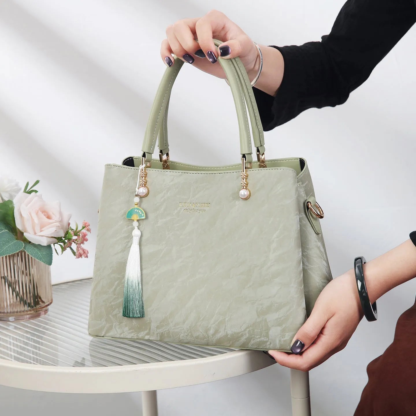 Women's urban simplicity shoulder bag in horizontal square shape with slit pocket, available in black, red, green, or beige
