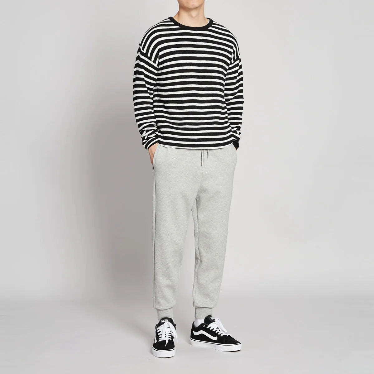 Cotton blend mid-waist drawstring loose fit nine-tenths men's casual pants in grey with tether closure
