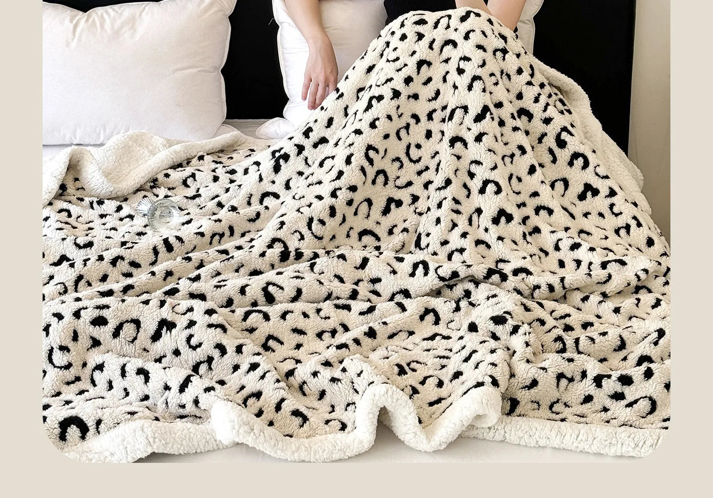 Double-layer cationic jacquard taffeta blanket with leopard print pattern in camel colour