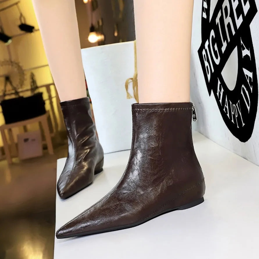Retro women's wedge boots with hidden heel 3-5cm in black with velvet lining, rubber sole, low tube shaft