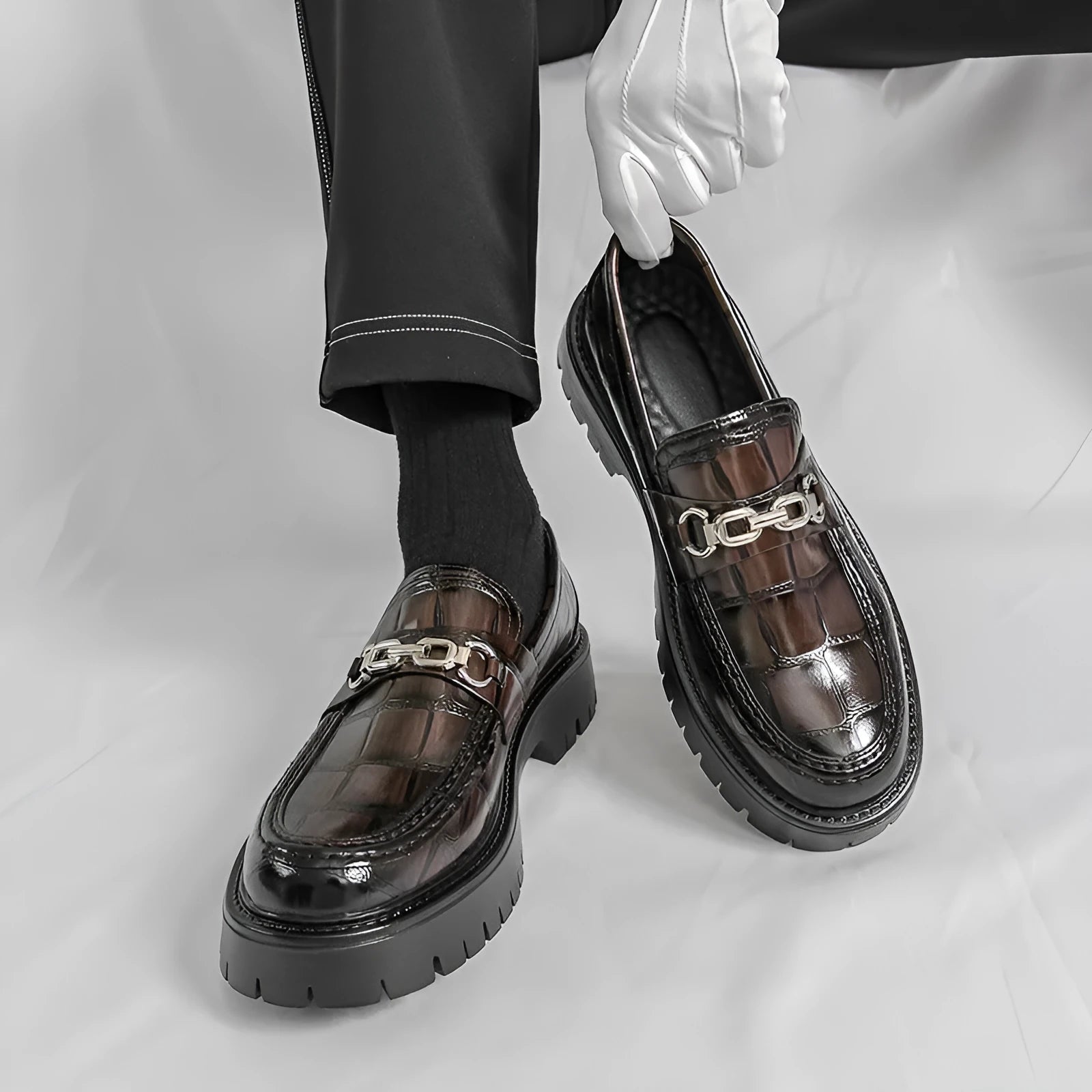 Men's crocodile pattern leather loafers with flat heel in black, brown and yellow colours
