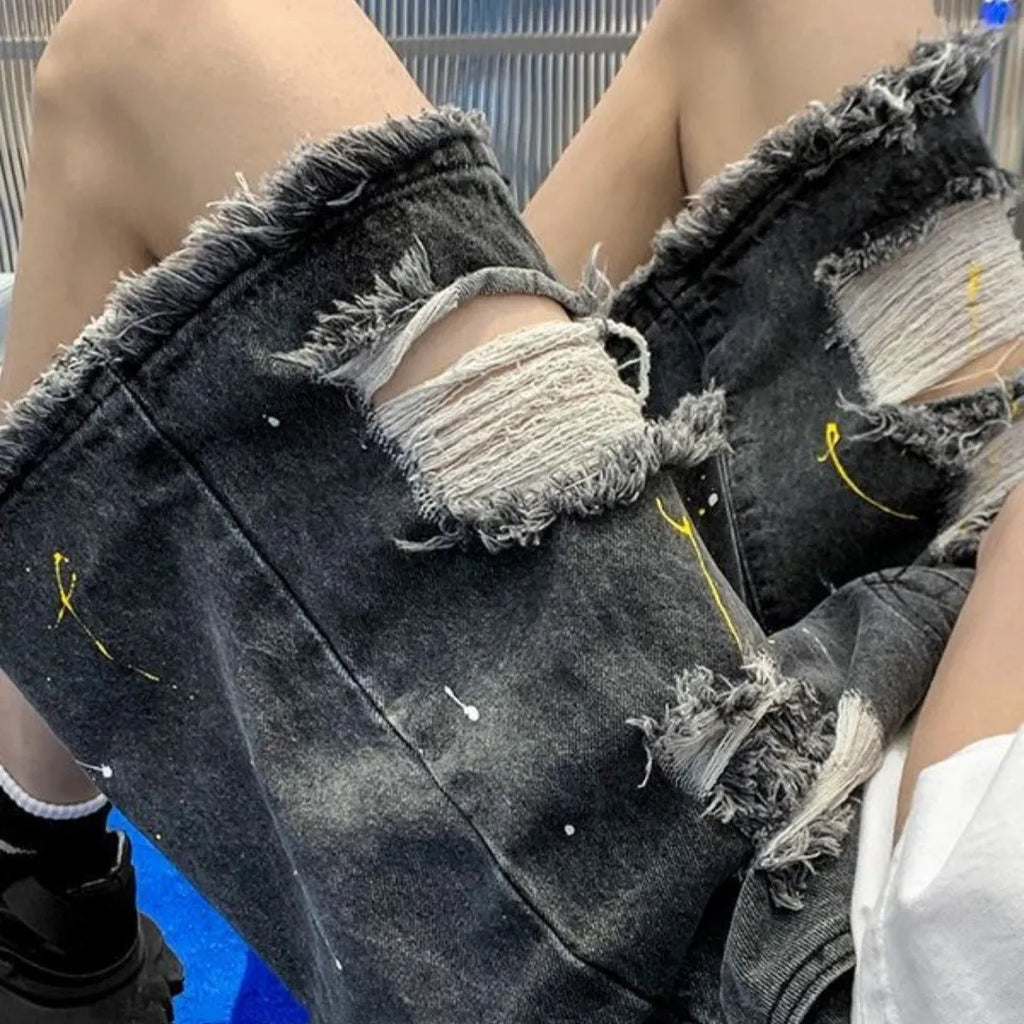 Men's water washed hole detail denim shorts in loose fit fifth length design