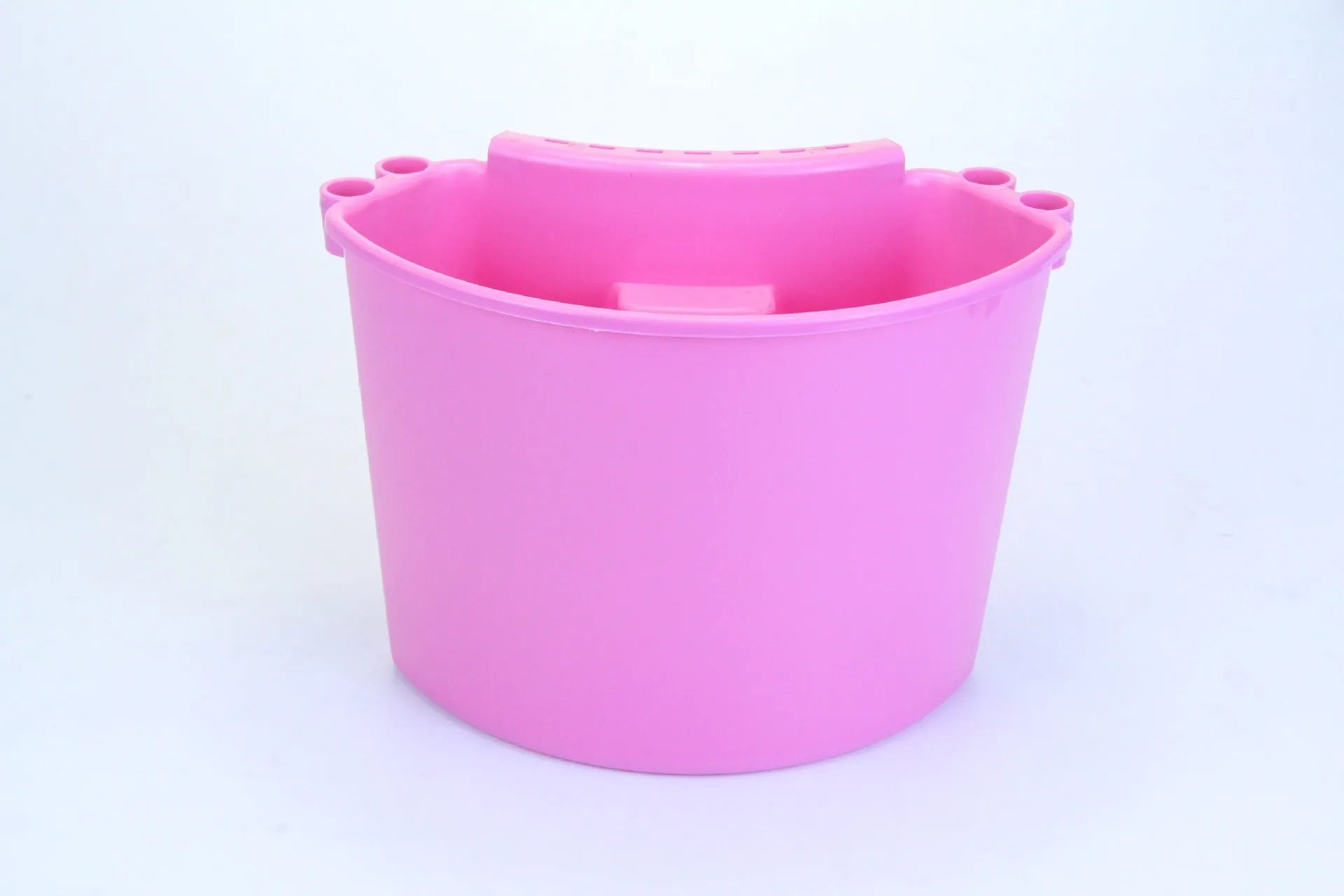 A black, red, blue, or pink PP plastic car wash bucket for vehicle cleaning.