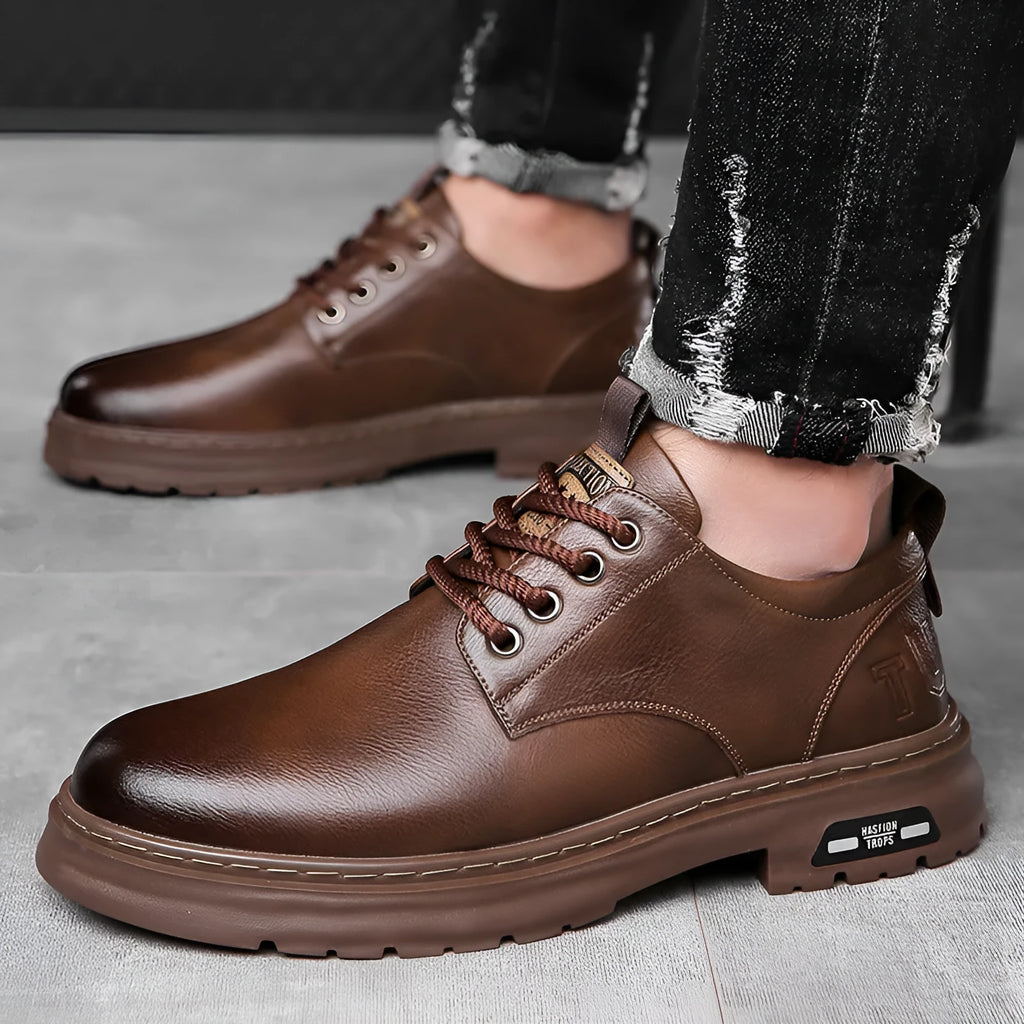 Men's retro casual shoes in black with round toe and visible stitching detail