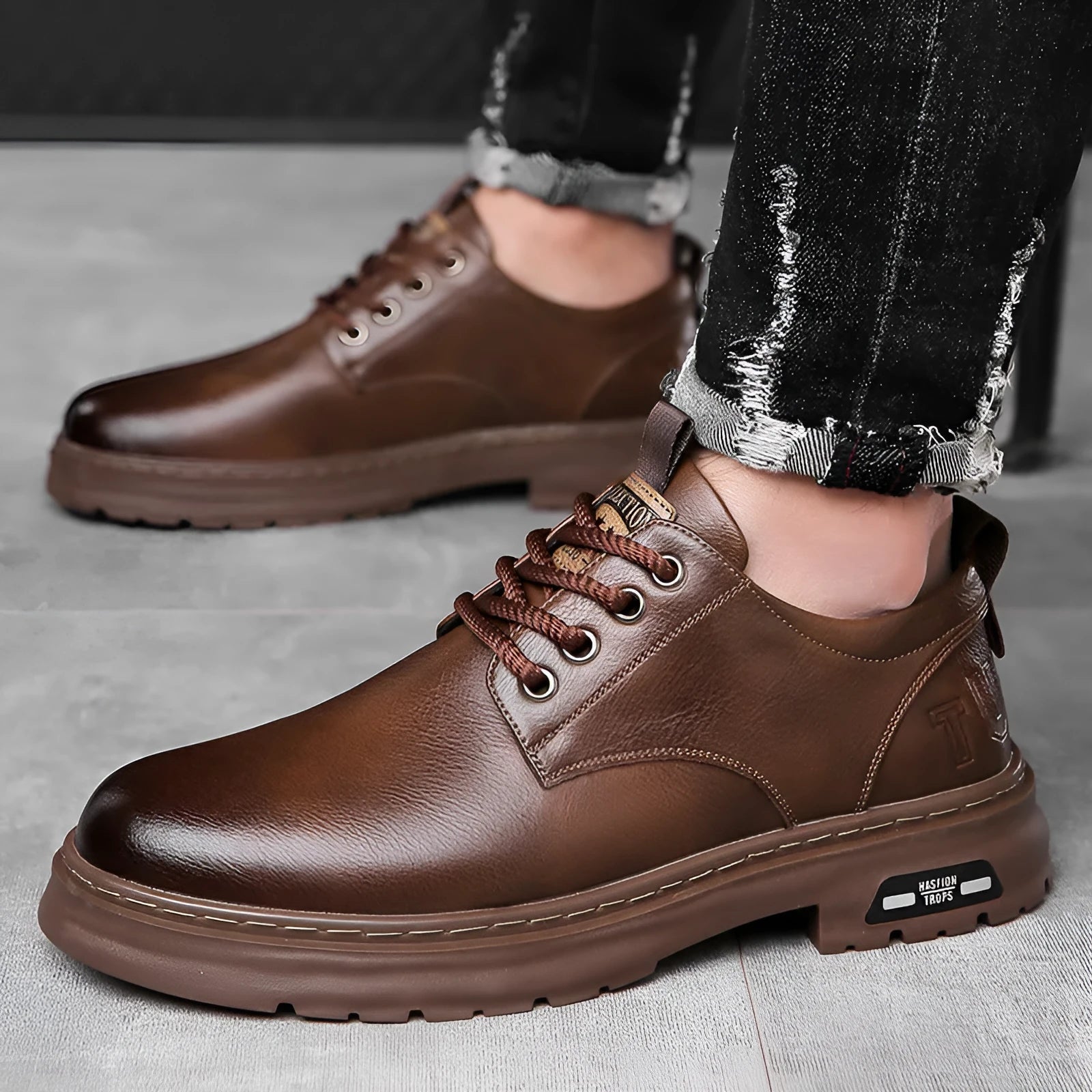 Men's retro casual shoes in black with round toe and visible stitching detail
