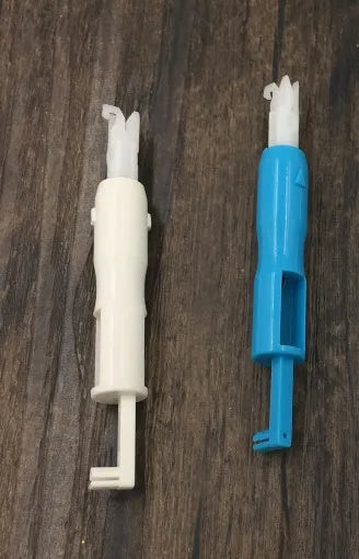 Needle threader insertion tool for sewing machine, 7.2cm long, plastic and metal, blue colour