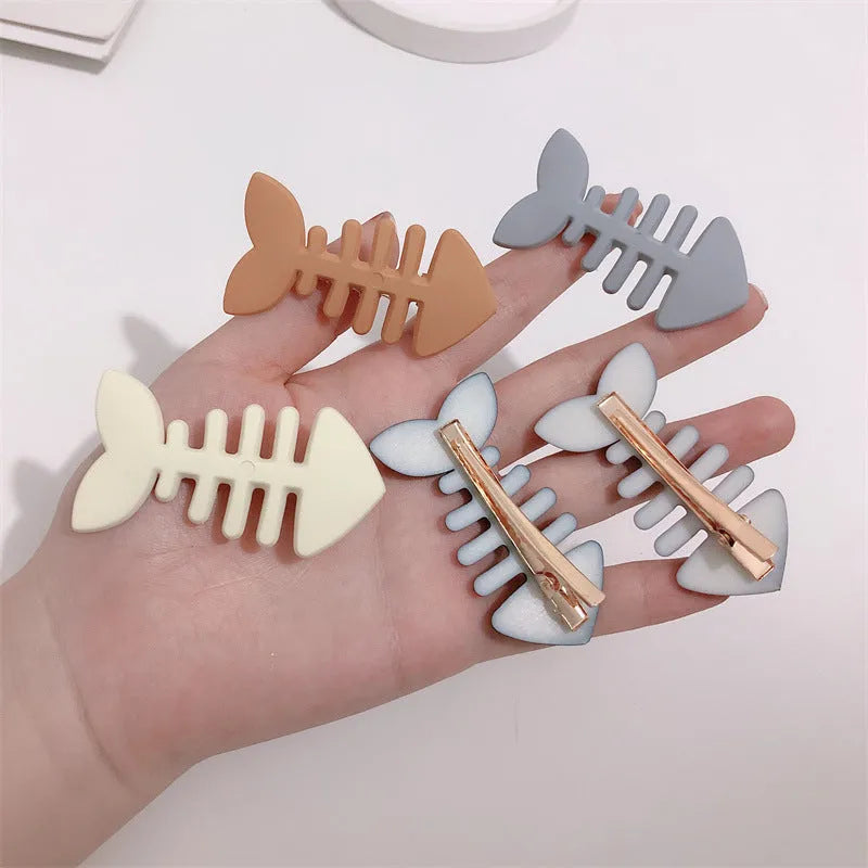Minimalist fishbone design plastic barrette duckbill clip in a candy colour for side bangs.