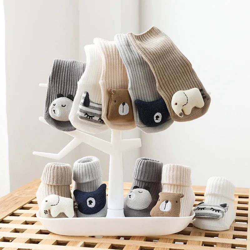 Baby socks with non-slip soles in combed cotton, showing colour options and size chart