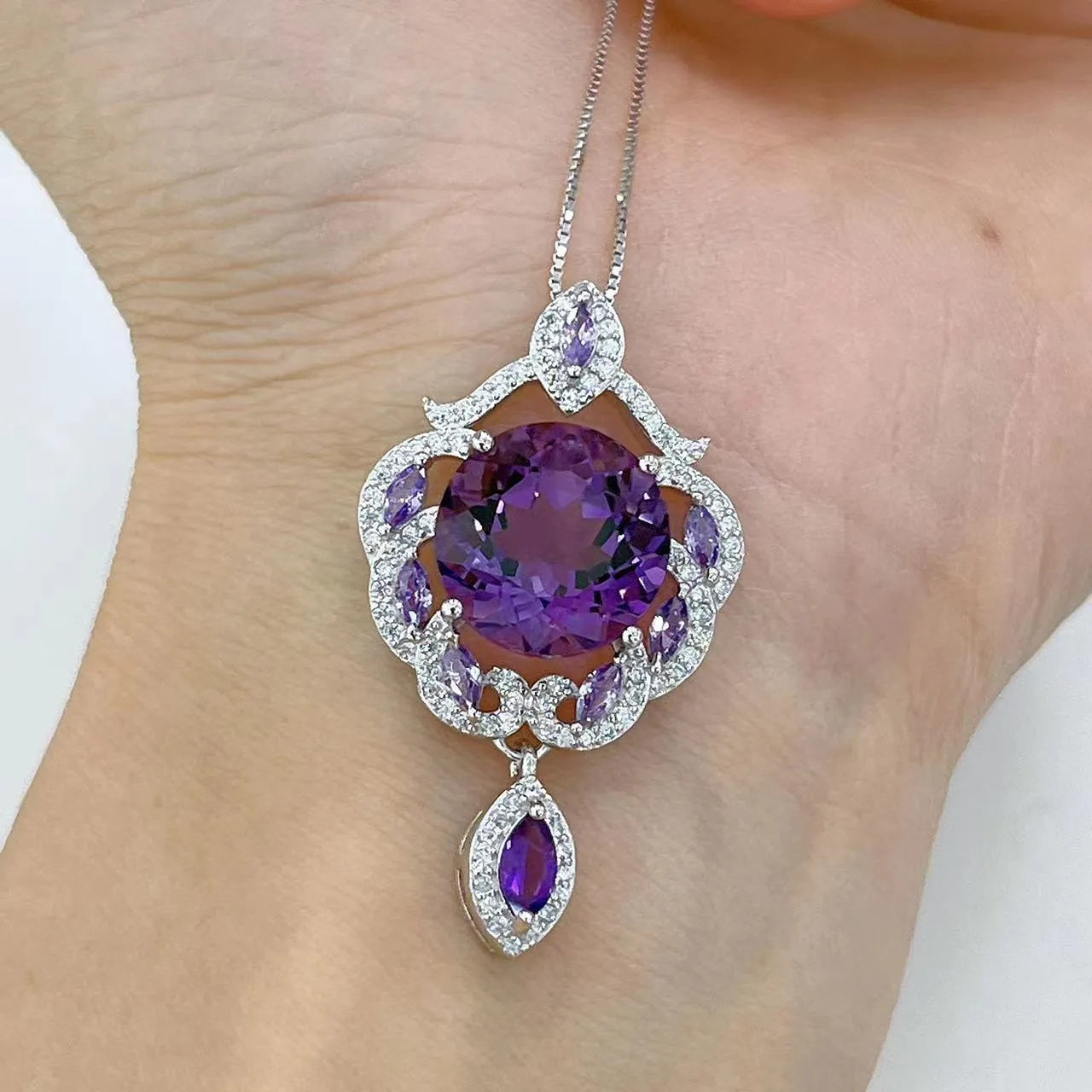 Purple amethyst stone set in silver U-shaped pendant with meteor shower pattern decoration