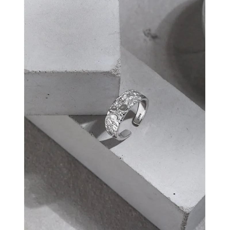 Adjustable opening S925 silver ring with hammered texture in white gold colour