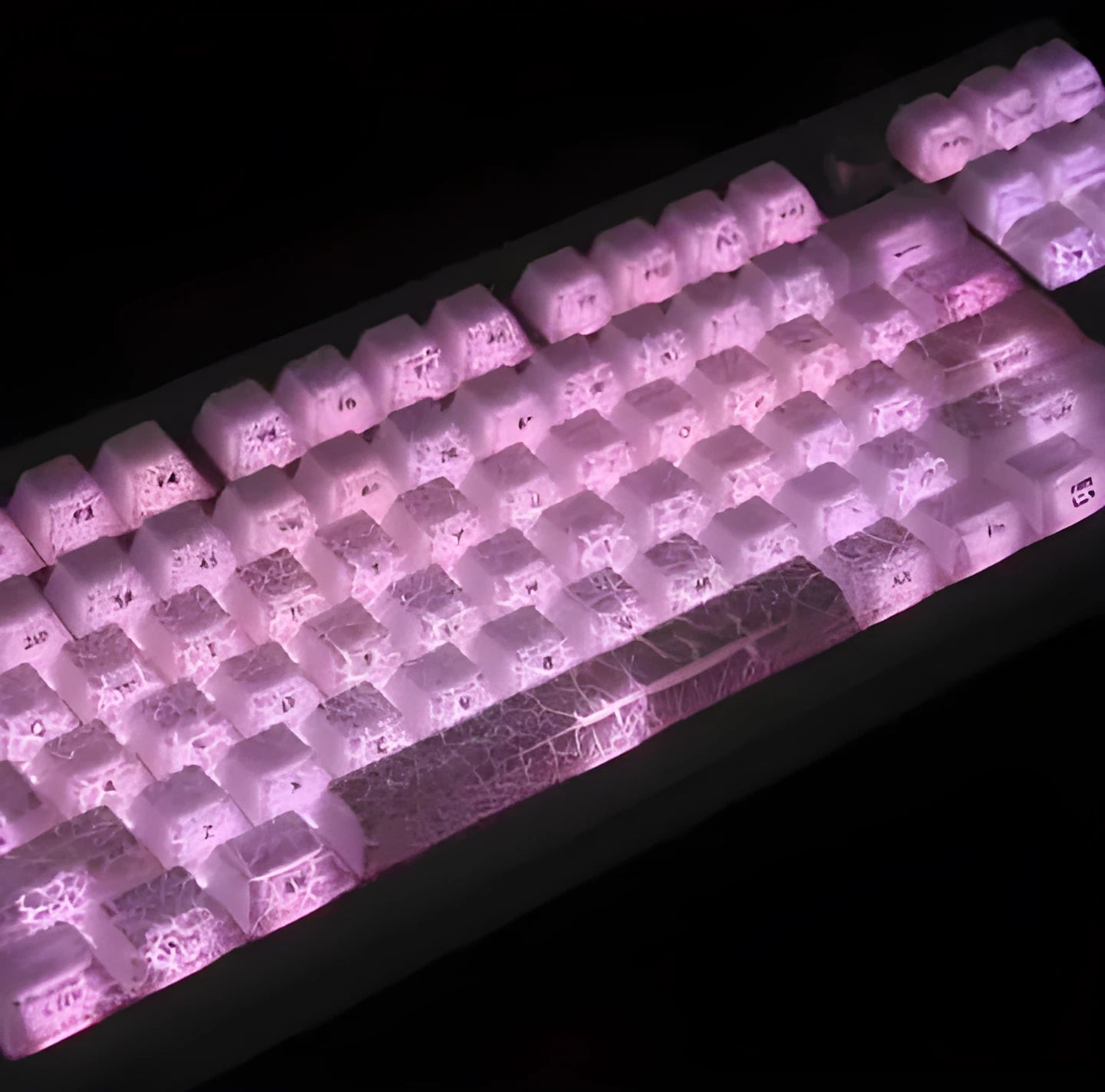 White transparent mechanical keyboard keycaps with side carving design on polycarbonate material