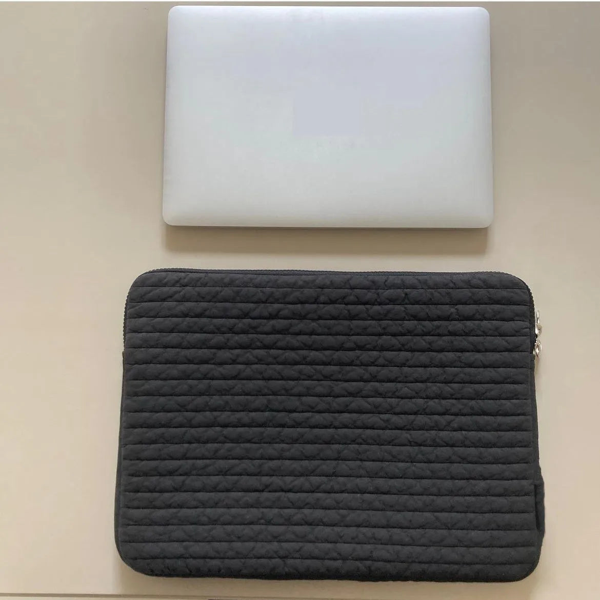 Black and white hand-held anti-seismic laptop bag for tablet protection with coin pocket