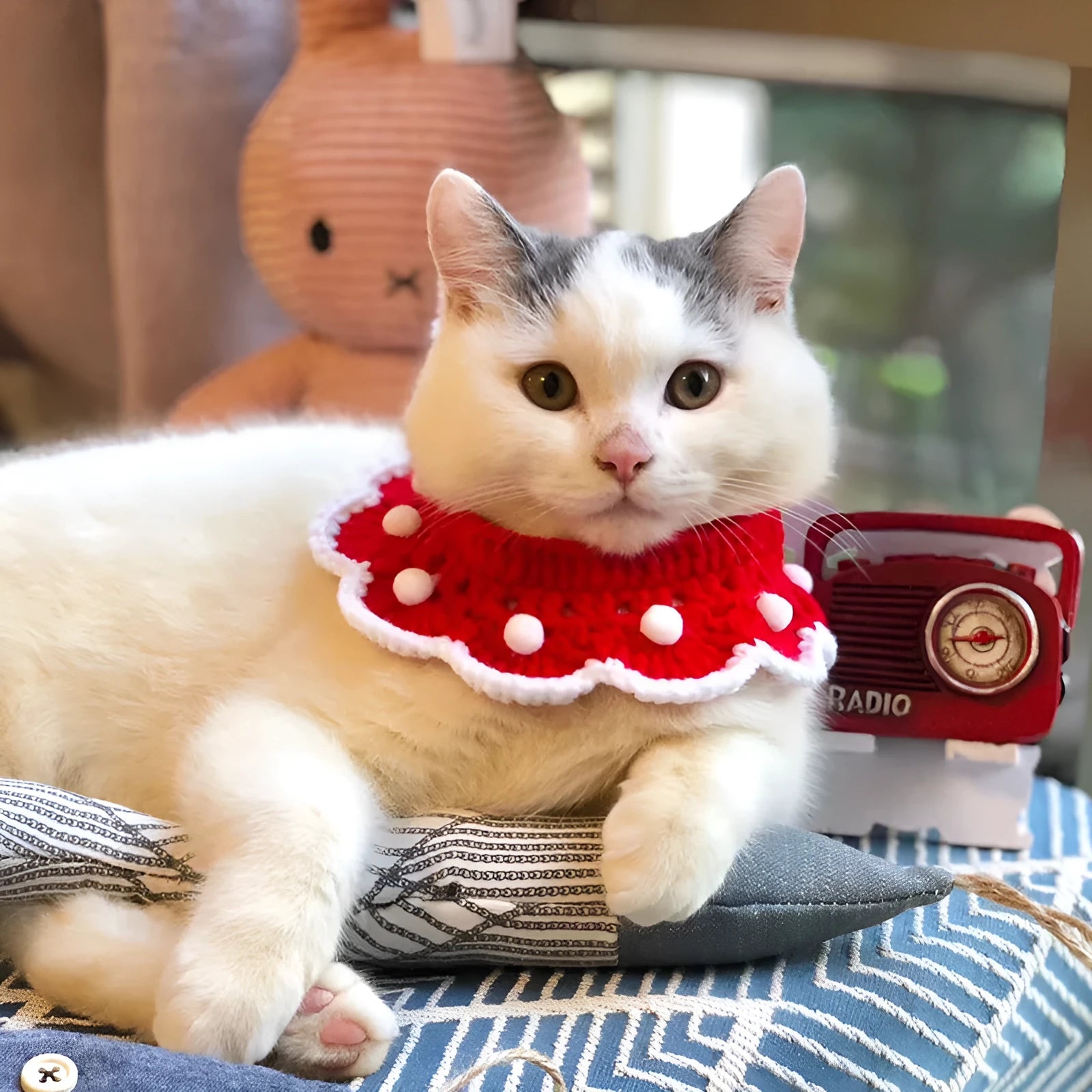 Hand-knitted milk cotton pet collar in cartoon pattern for costume decoration on cats dogs rabbits