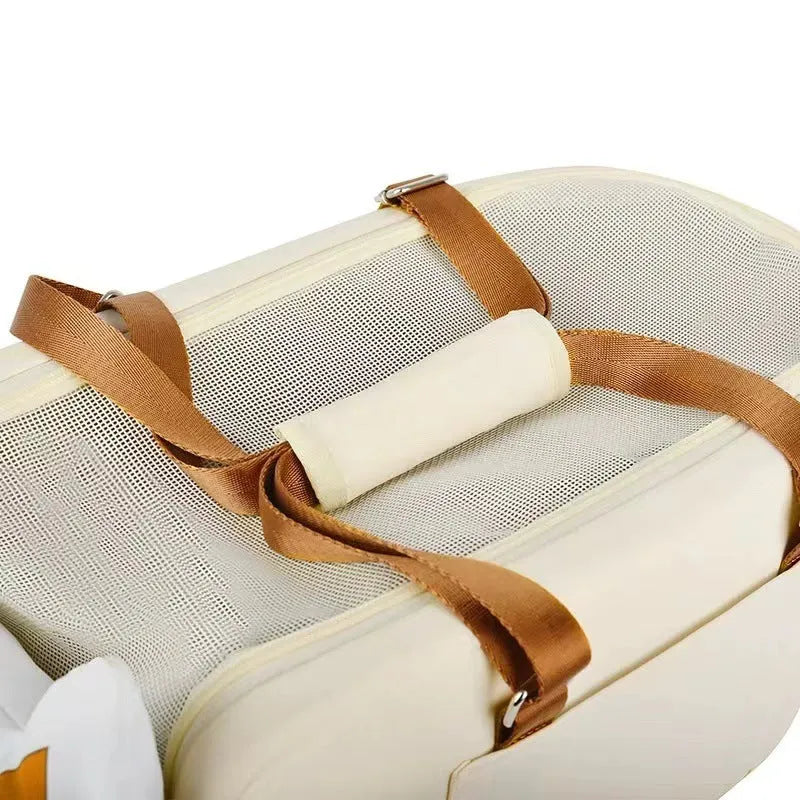 Beige hard-sided pet flight case with one shoulder strap, dimensions 43x25x22.5cm.