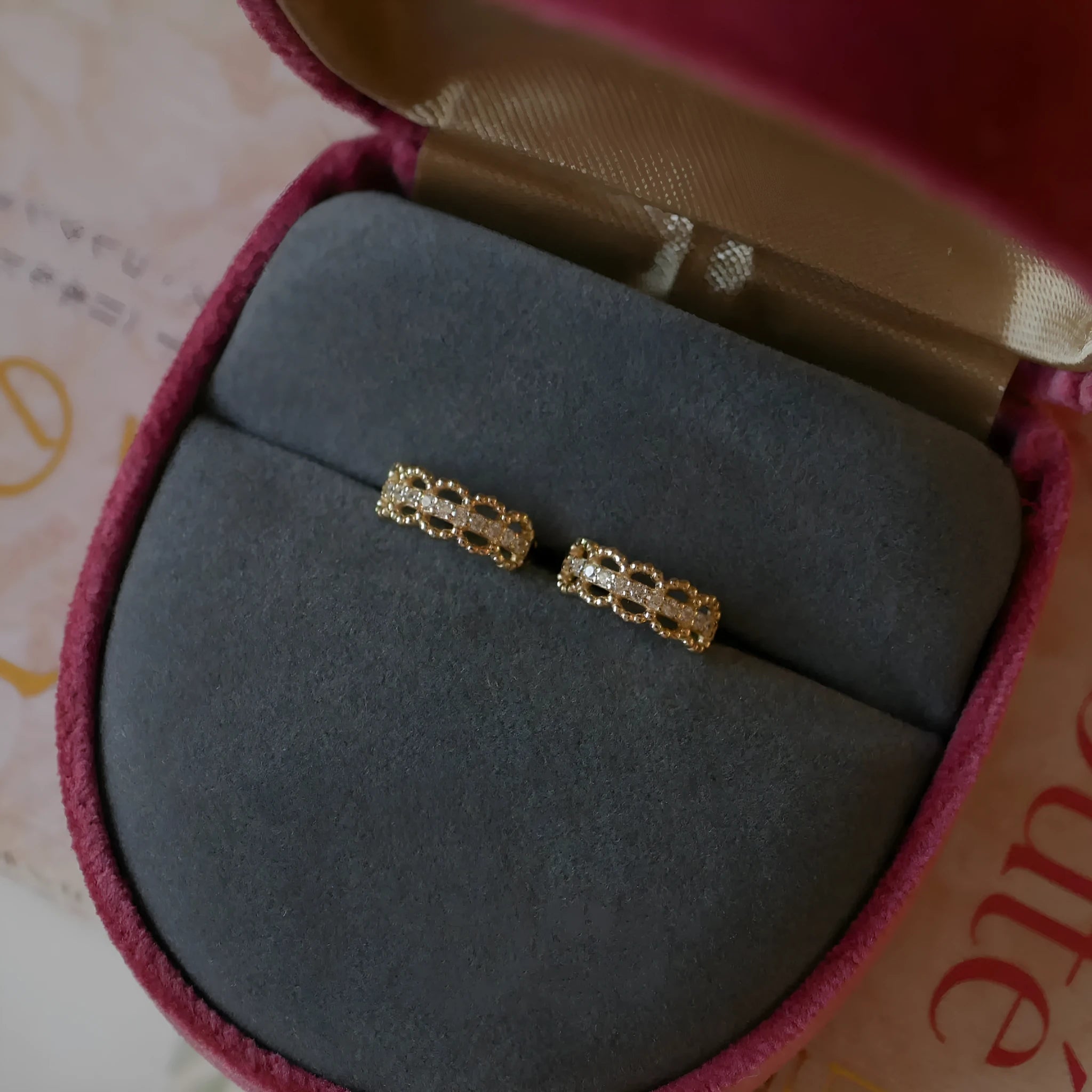 Small 925 silver lace pattern ear clip earrings in gold and platinum finishes.