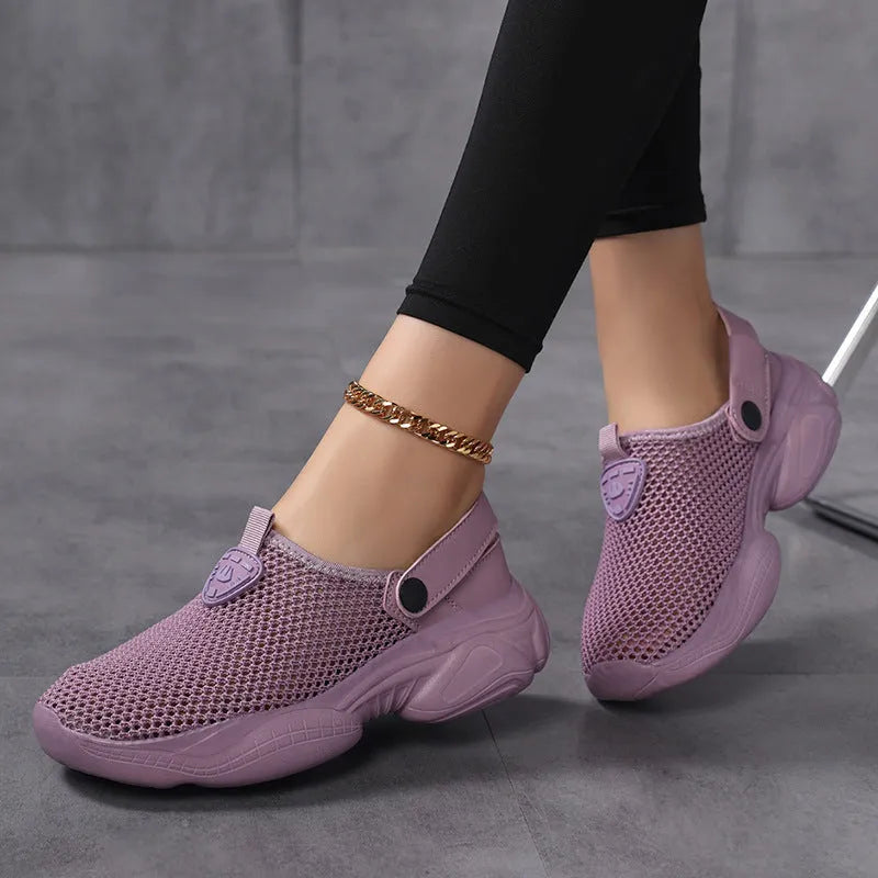 Women's black Flyknit casual sports sandals with round toe on a neutral background.