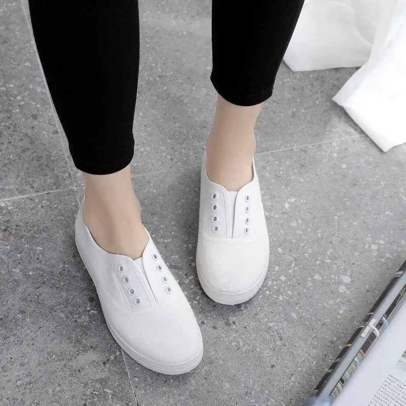Low-top canvas casual shoes in black, available in sizes 35 to 41 with a flat plastic sole.