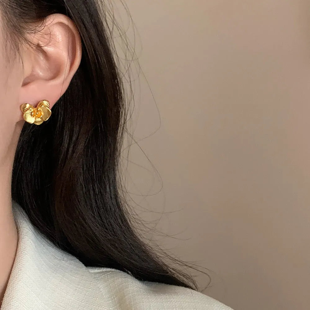 Women's retro floral earrings with gold or silver electroplated finish and petal design