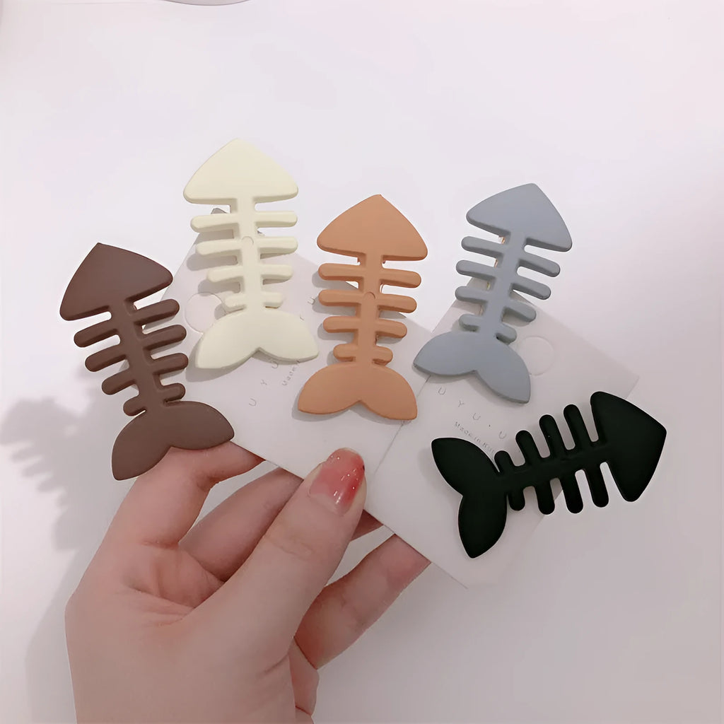 Minimalist fishbone design plastic barrette duckbill clip in a candy colour for side bangs.