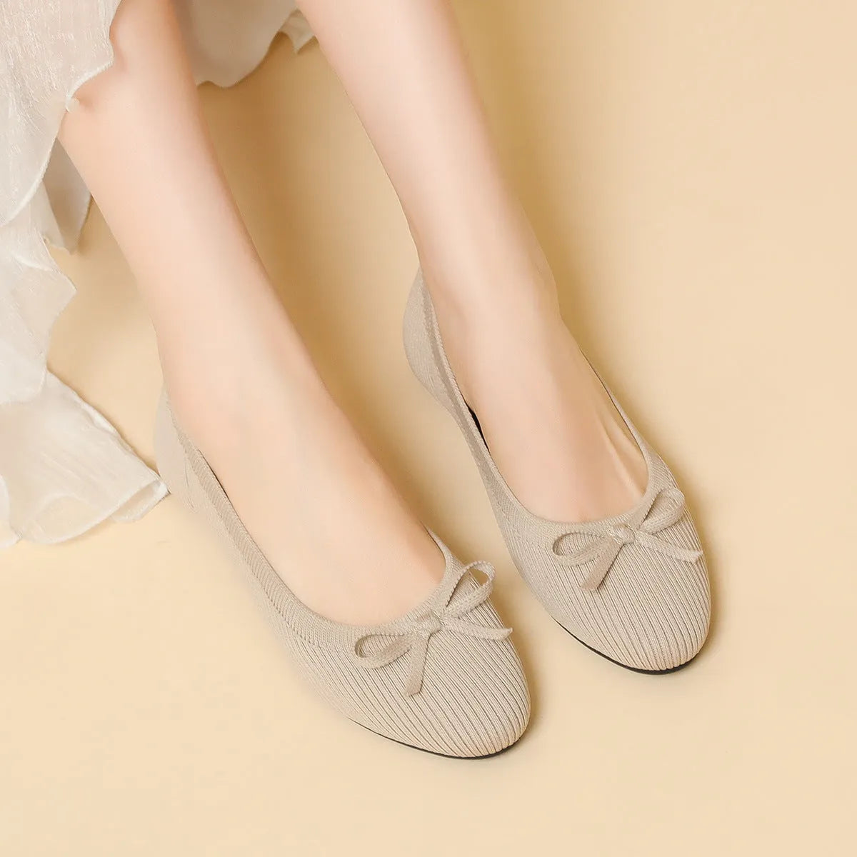Women's casual flat pumps with fabric upper, butterfly bow, round toe, and flat viscose sole.