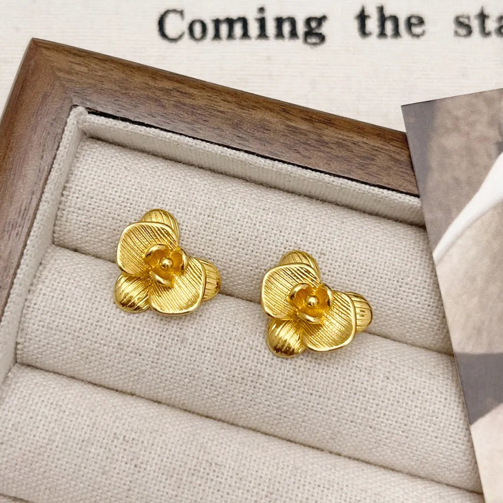 Women's retro floral earrings with gold or silver electroplated finish and petal design