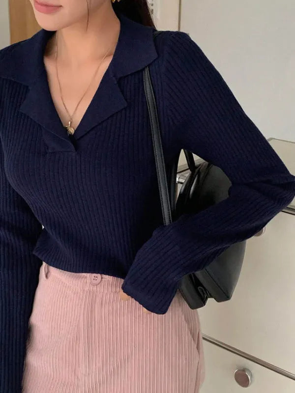 Women's v-neck hemmed pullover sweater in solid colour with vertical sunken stripe pattern, slim fit, long sleeve