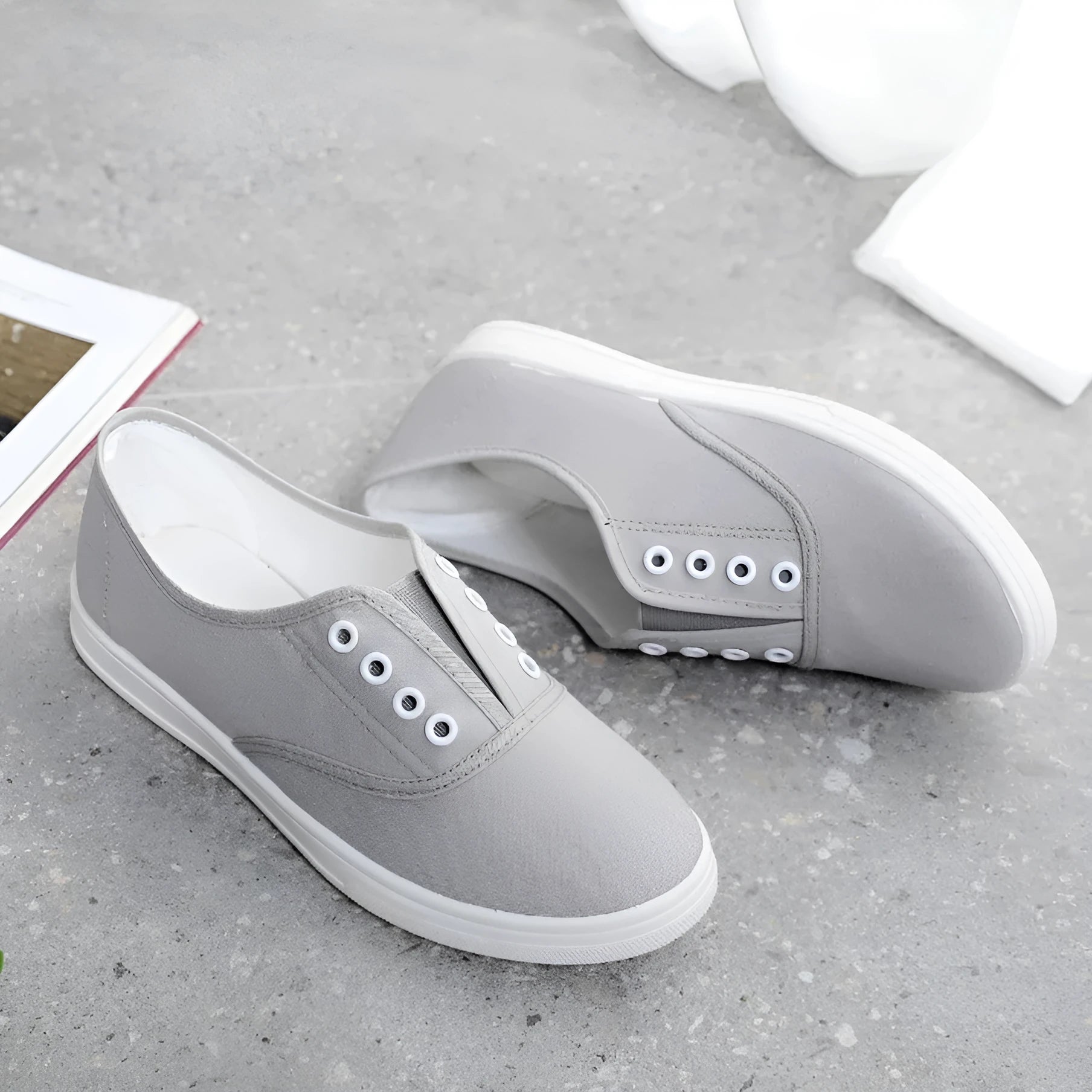 Low-top canvas casual shoes in black, available in sizes 35 to 41 with a flat plastic sole.