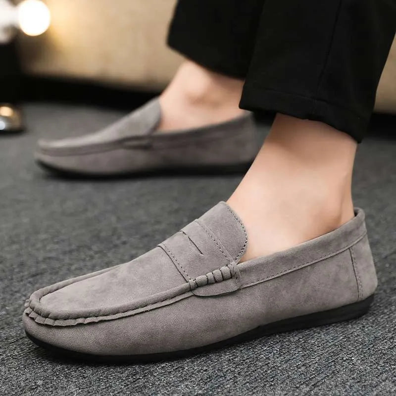 Men's black Gommino Korean fashion slip-on shoes with round toe and grape particle detailing