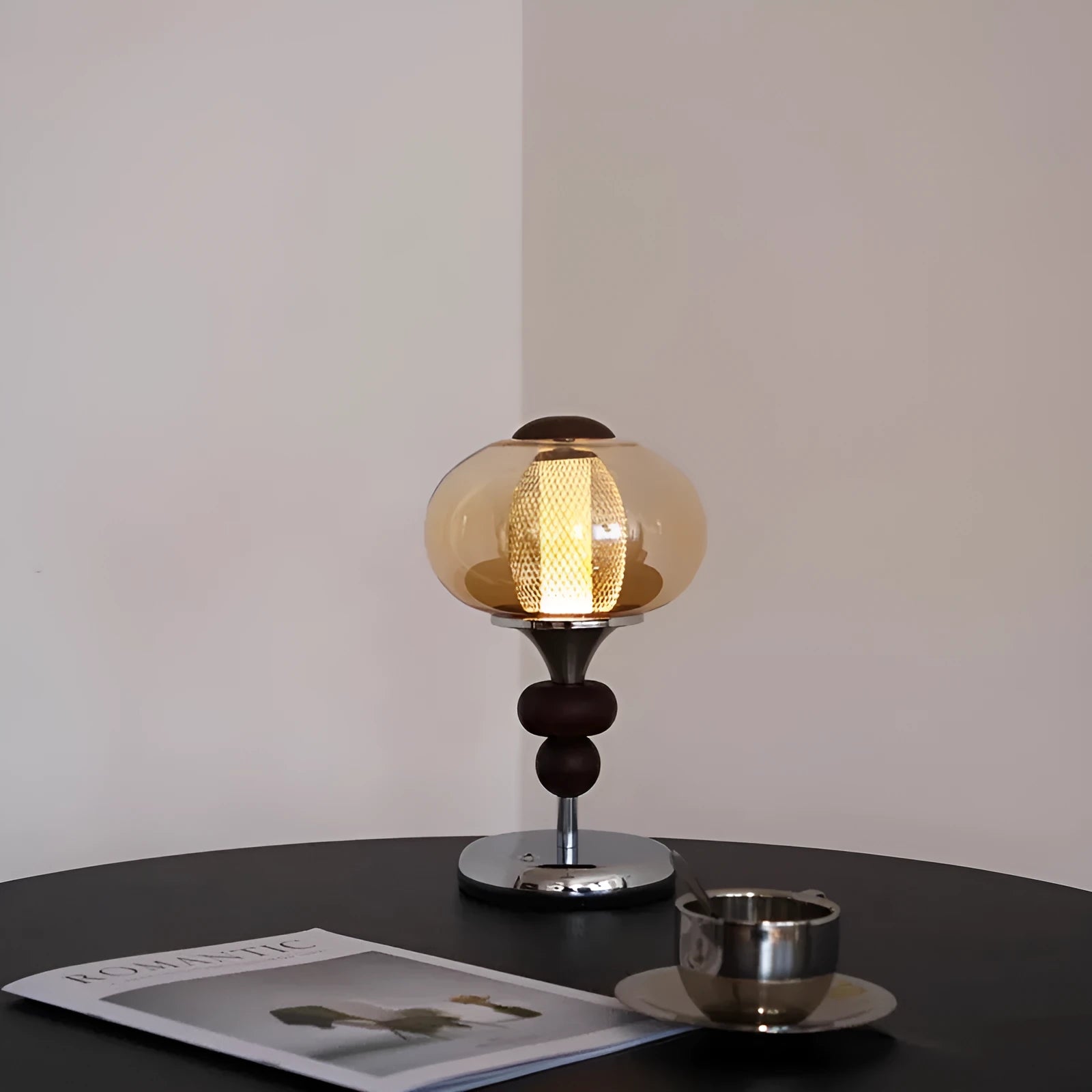 Solid wood palace table lamp with retro design and USB rechargeable power